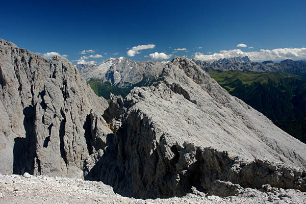 Plattkofelgipfel mit der Marmolada im Hintergrund