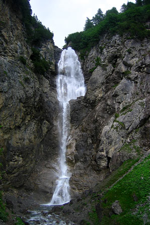 Wasserfall auf der Wanderung zur Alp Sanaspans
