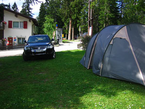 Zelt und Mietwagen