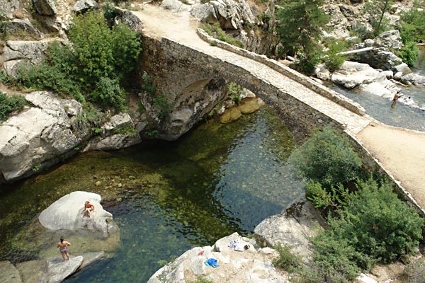 Badegumpe unter alter Genueserbrcke.