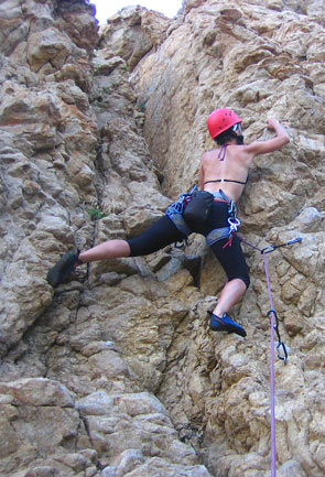 Susana an den Felsen in L'Ile Rousse