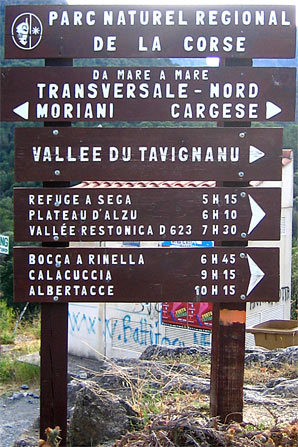 Wanderwegweiser in Corte Wanderwegweiser in Corte