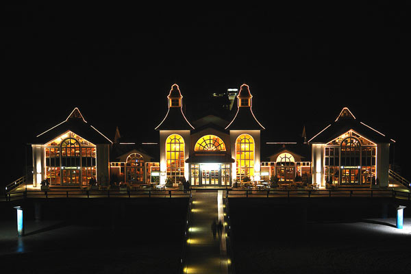 Die Selliner Seebrücke bei Nacht